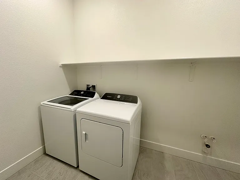 527 E Fiorino St — Photo 31