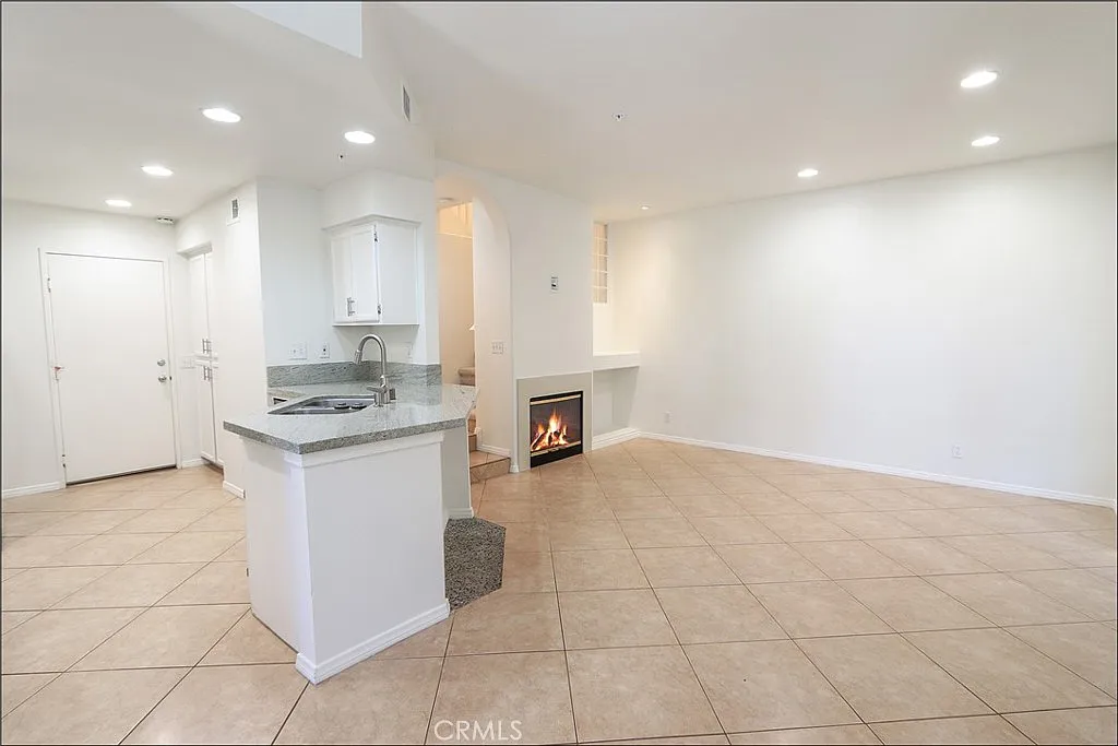 3 bed, 2.5 bath, 1304 sqft, $3,950 — Photo 3