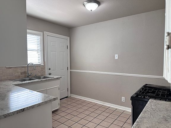 4th image of 1620 S Park St