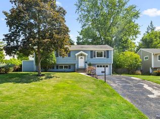 424 Wildwood Rd, Northvale, NJ 07647