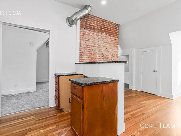 3rd image of 1124 Ward Pkwy APT 3