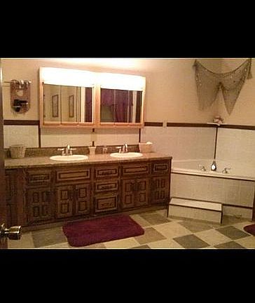 Mast. Bath w/ Jetted tub