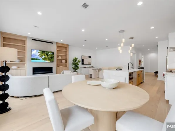20 Feldman Ct, Paramus, NJ 07652