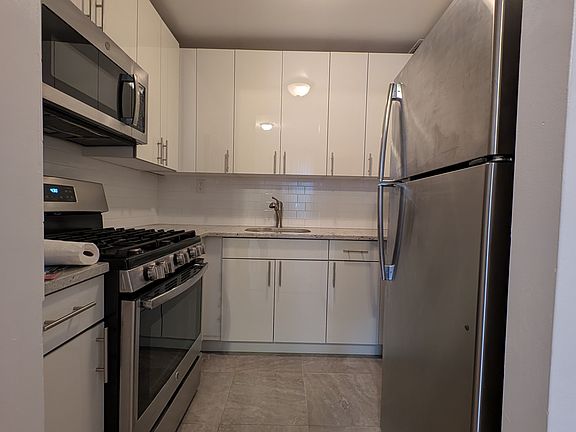 3rd image of 215 Saint James Pl APT 1A