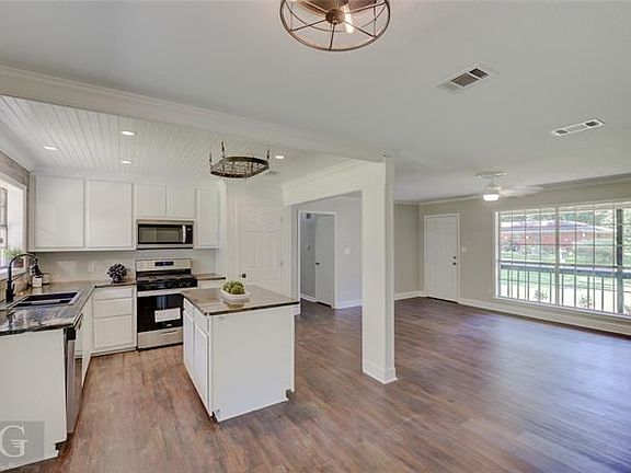 4th image of 8475 Parkdale Dr