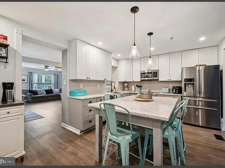 4408 Danbury Sq — Photo 3