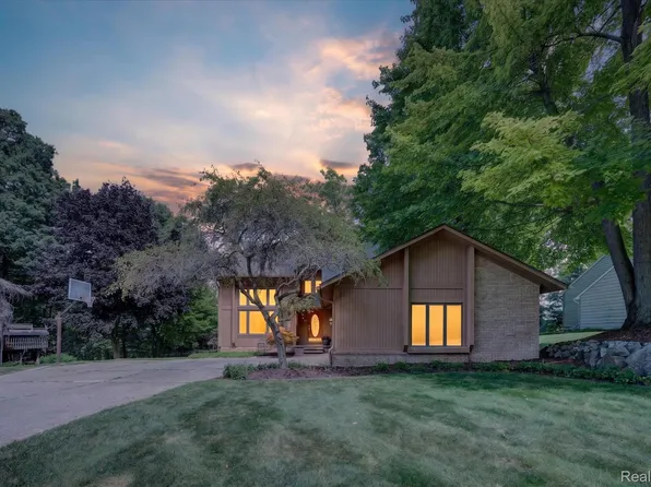 5954 Snow Apple Dr, Clarkston, MI 48346