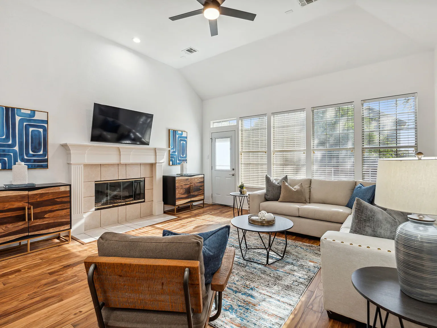 4 bed, 2318 sqft, $3,524 — Photo 4