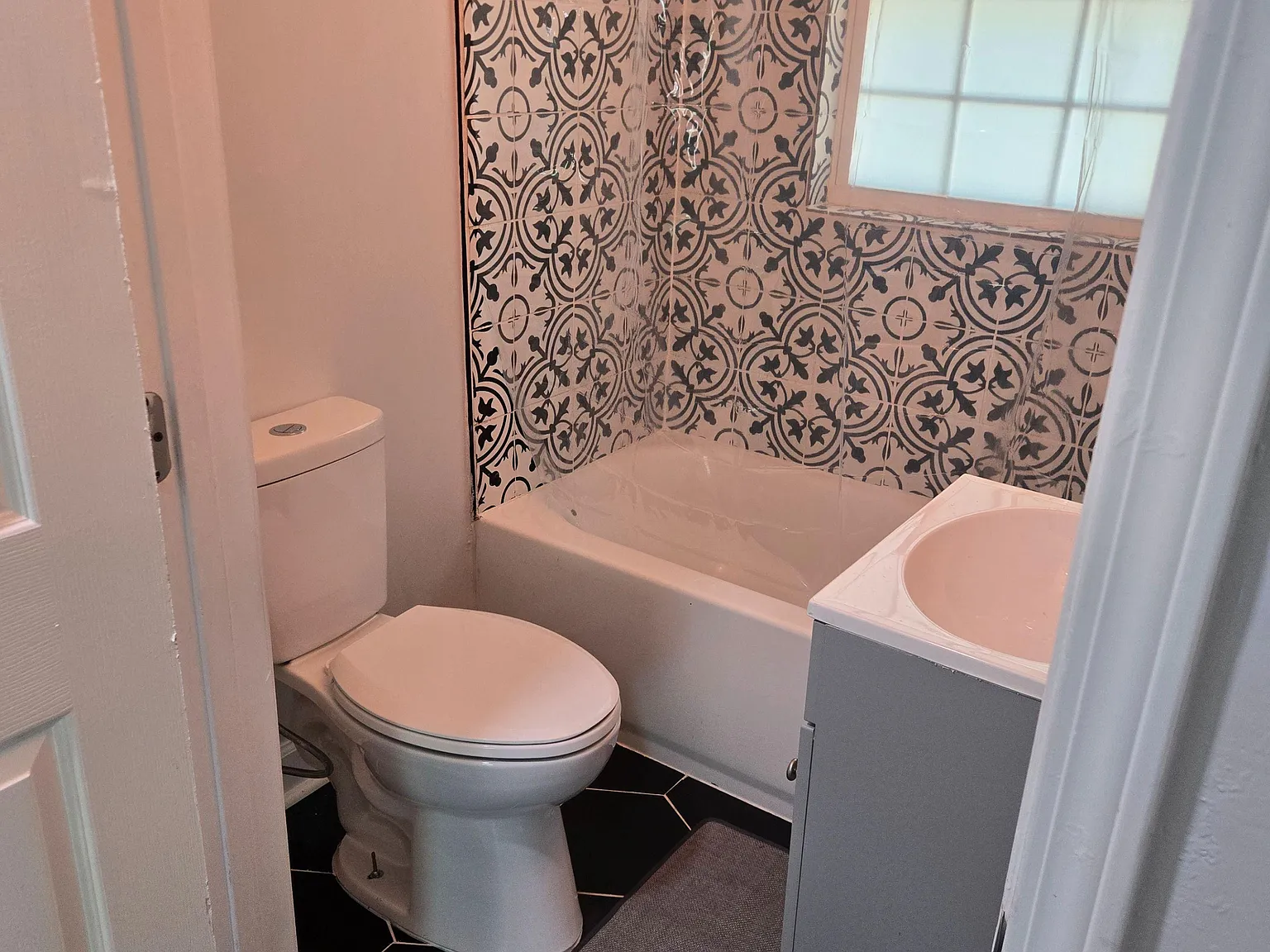 3 bed, 1.0 bath, 1000 sqft, $1,139 — Photo 2