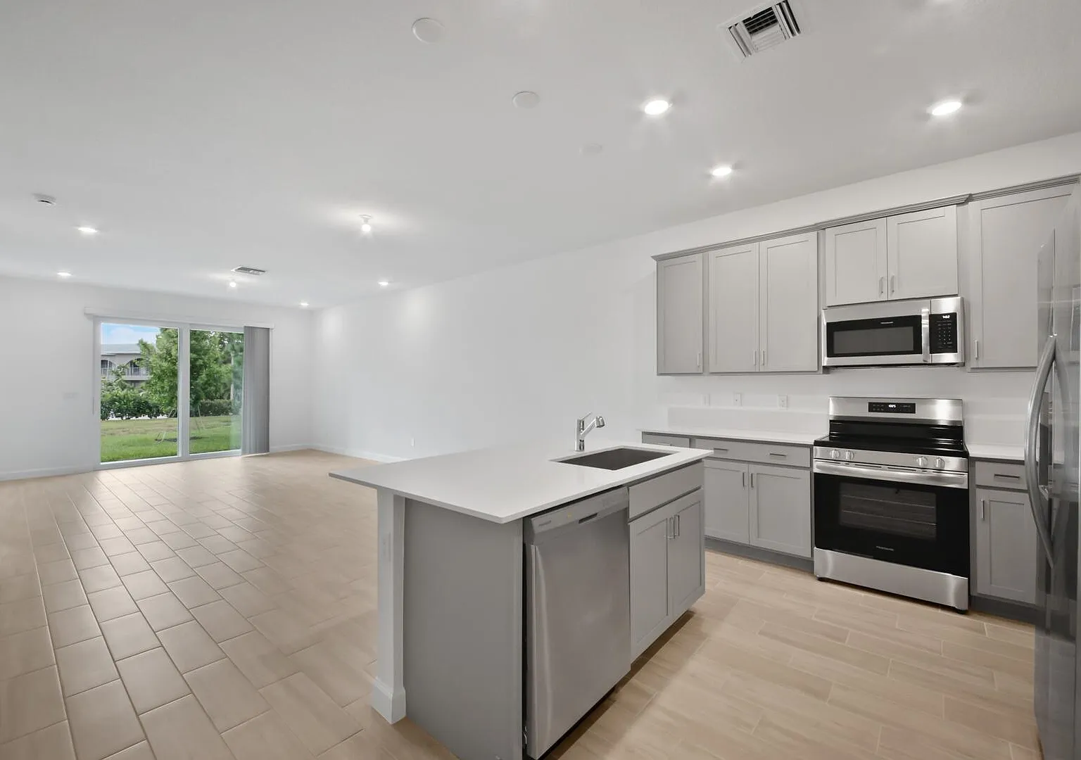 2 bed, 2.0 bath, 1308 sqft, $3,200 — Photo 2