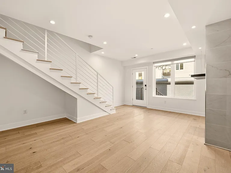 1023 16th St NE #B — Photo 9