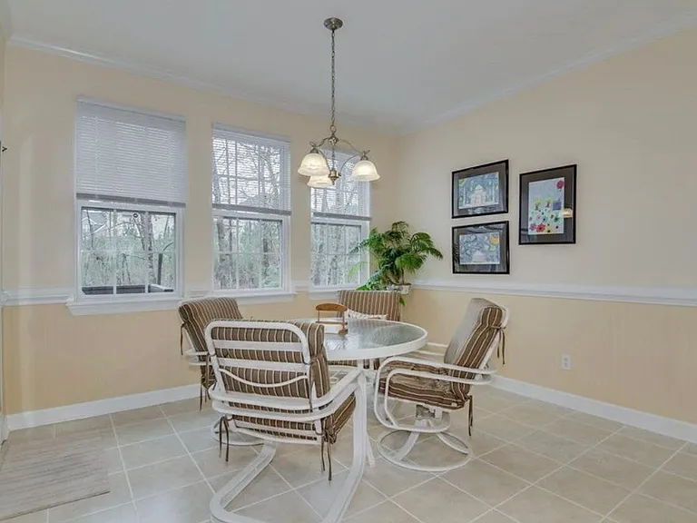 646 Surrey Ln — Photo 6