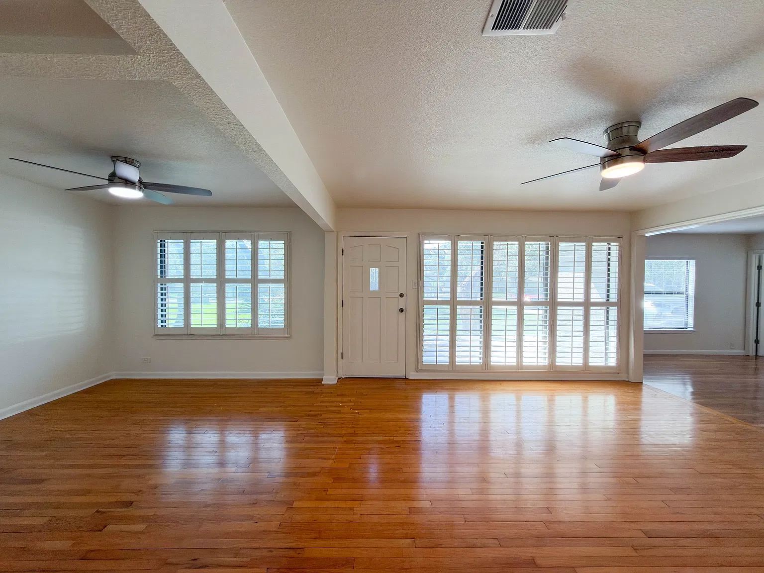 3 bed, 2106 sqft, $2,450 — Photo 2