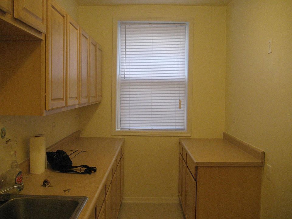 2nd image of 1327 W Addison St