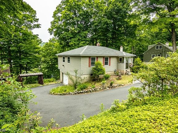 3rd image of 127 Cedar Dr