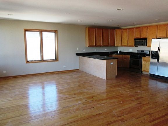 2nd image of 953 W 18th St APT C