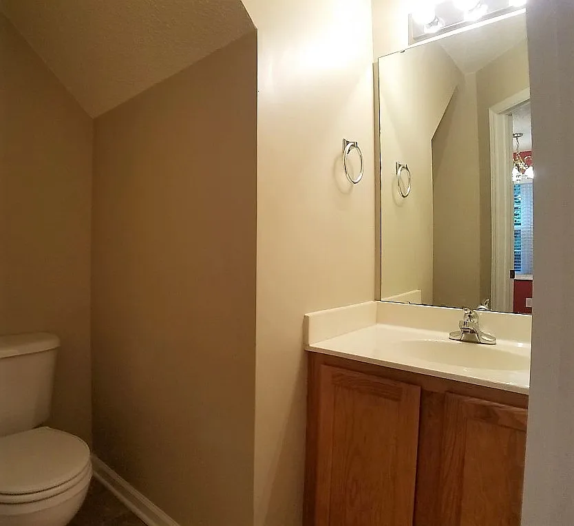 3 Br, 2.5 bath SFH in an established neighborhood — Photo 4
