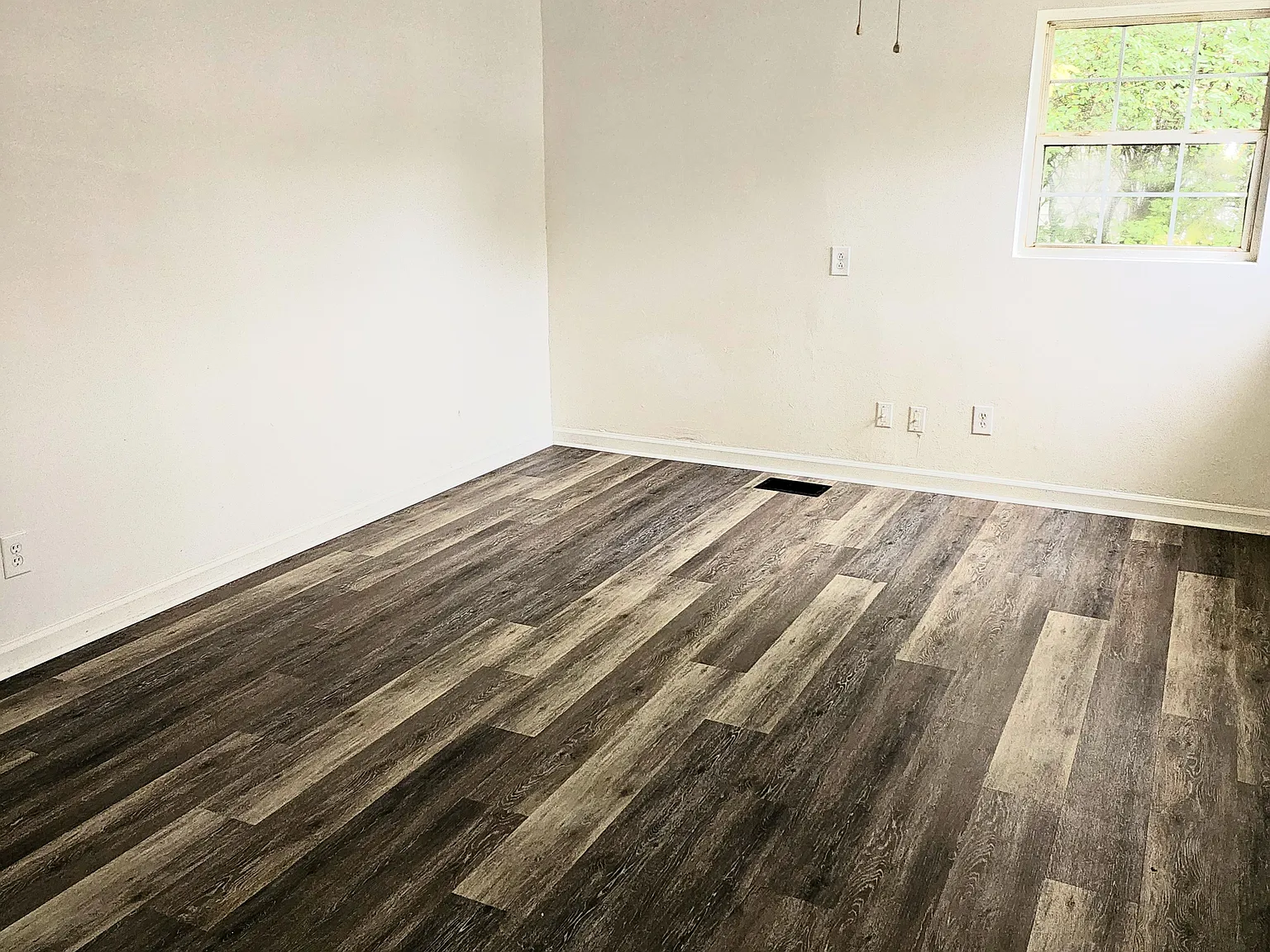 3 bed, 884 sqft, $1,000 — Photo 2