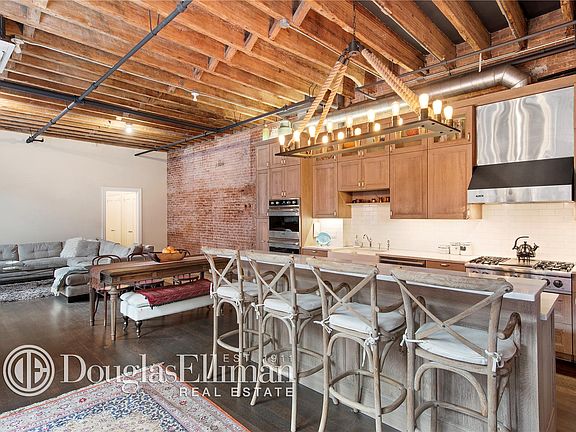 3rd image of 161 Mulberry St APT 2