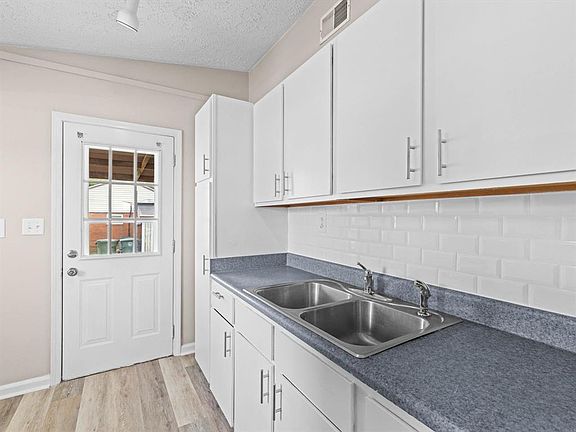 5th image of 626 Dalton St