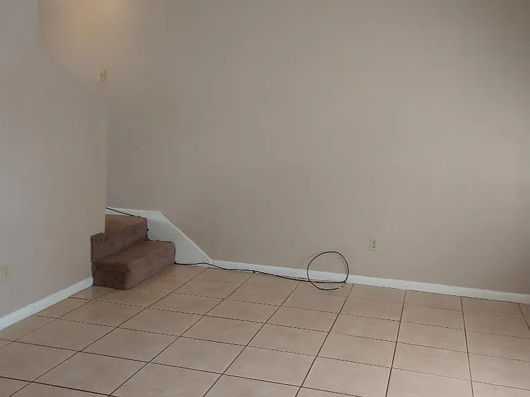 106 Valencia Dr — Photo 10