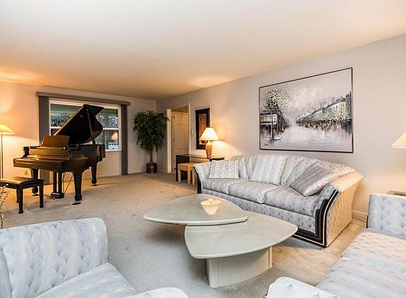 Front-to-back living rm has large windows