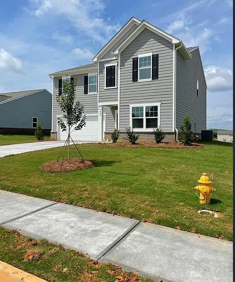 5 bed, 2722 sqft, $2,400 — Photo 2