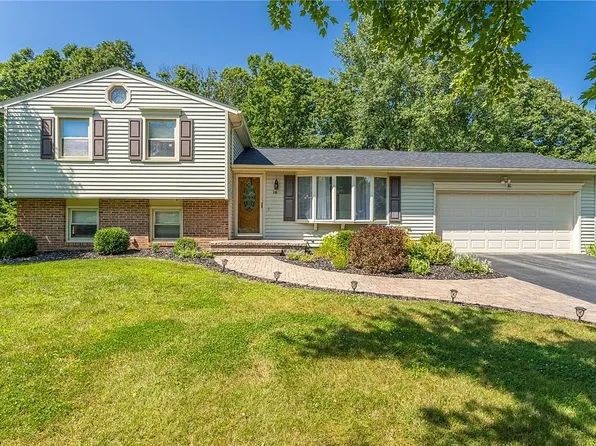 15 Mertensia Ln, Henrietta, NY 14467