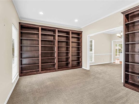 5th image of 705 Holly Dr