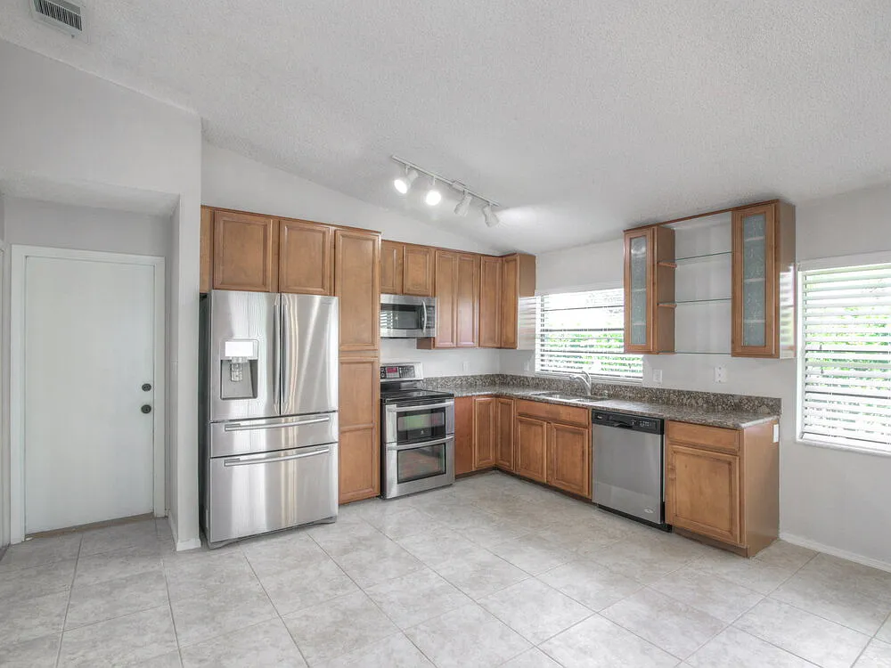 3 bed, 2.0 bath, 1320 sqft, $3,000 — Photo 4