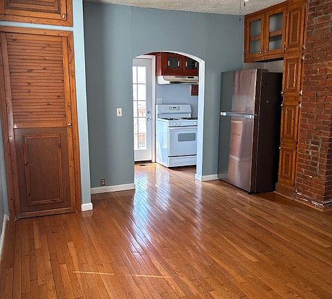 dining room to kitchen