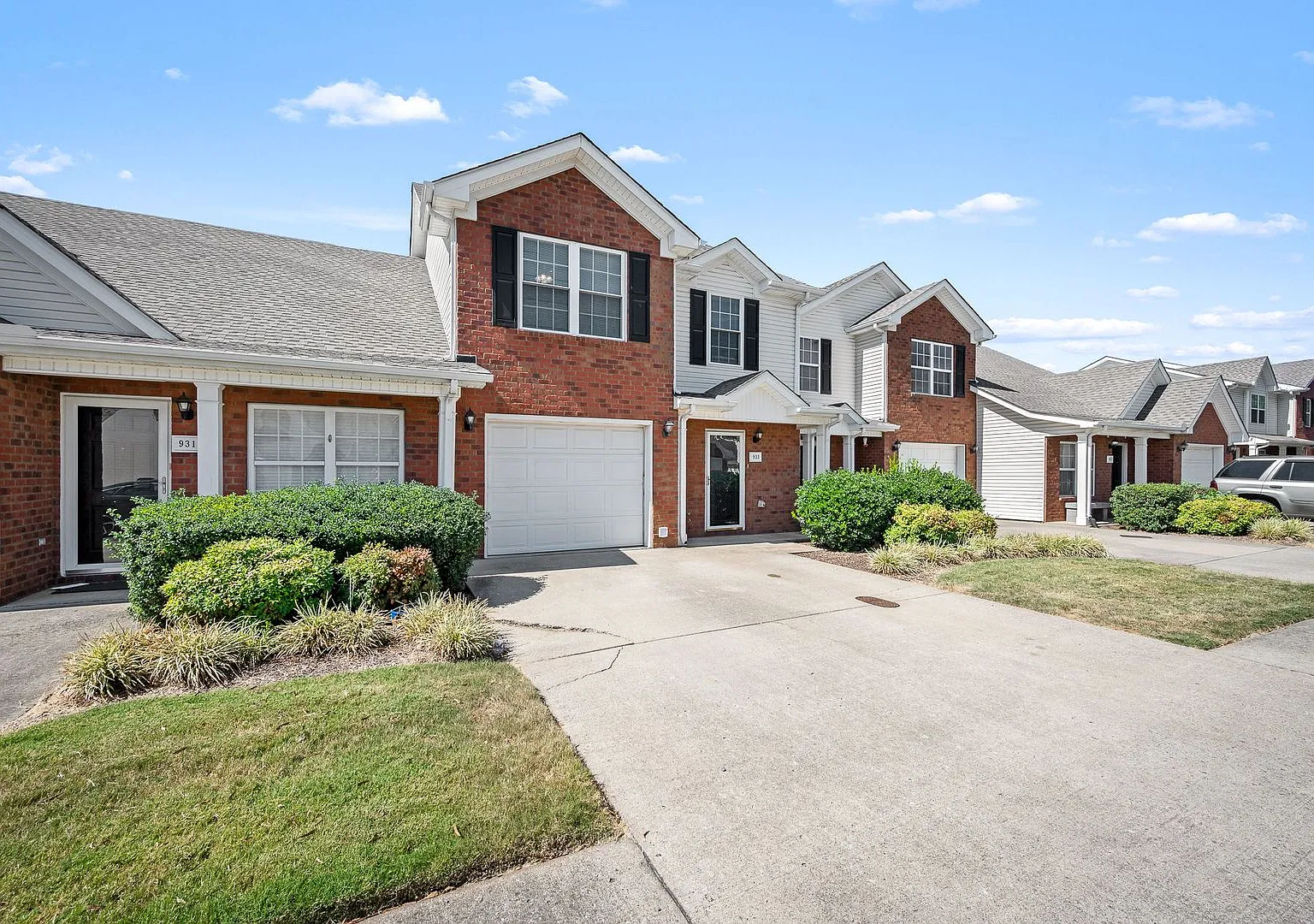 Beautifully Updated 3-Bedroom Townhome in Prime Blackman Location — Photo 2