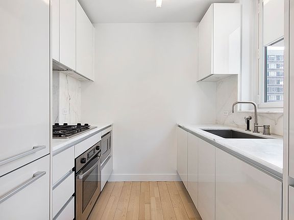 3rd image of 322 W 57th St APT 24C