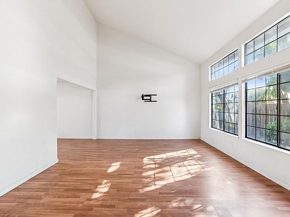 4th image of 2410 Lincoln Blvd
