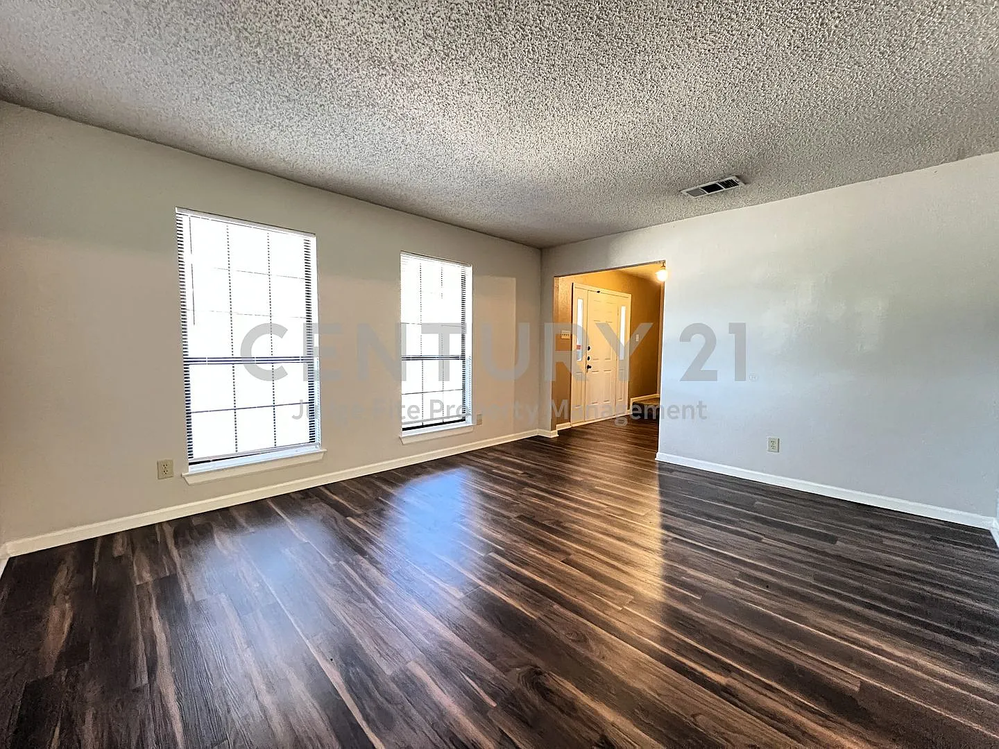 Nice 2-Story 3/2.5/2 in North Denton For Rent! — Photo 2
