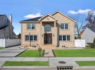11 Julian St, Hicksville, NY 11801