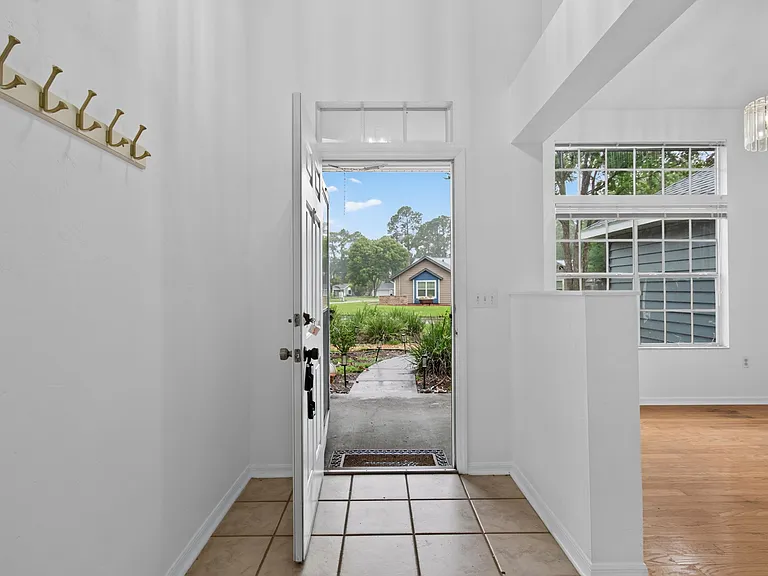 2324 NW 40th Pl — Photo 2