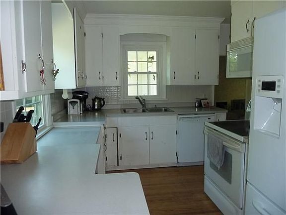 4th image of 28 Parkhurst Dr