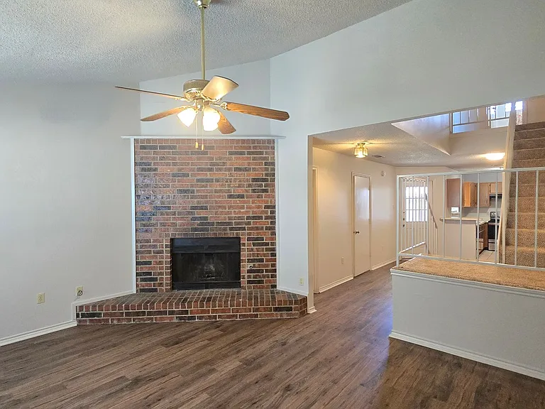 906 Meadow Cir N — Photo 3