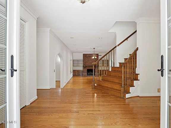 2nd image of 2000 Airport Road