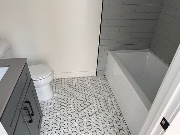 5th image of 615 1/2 N Rossmore Ave #H200