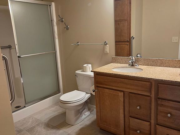 3rd image of 633 Carlton Dr