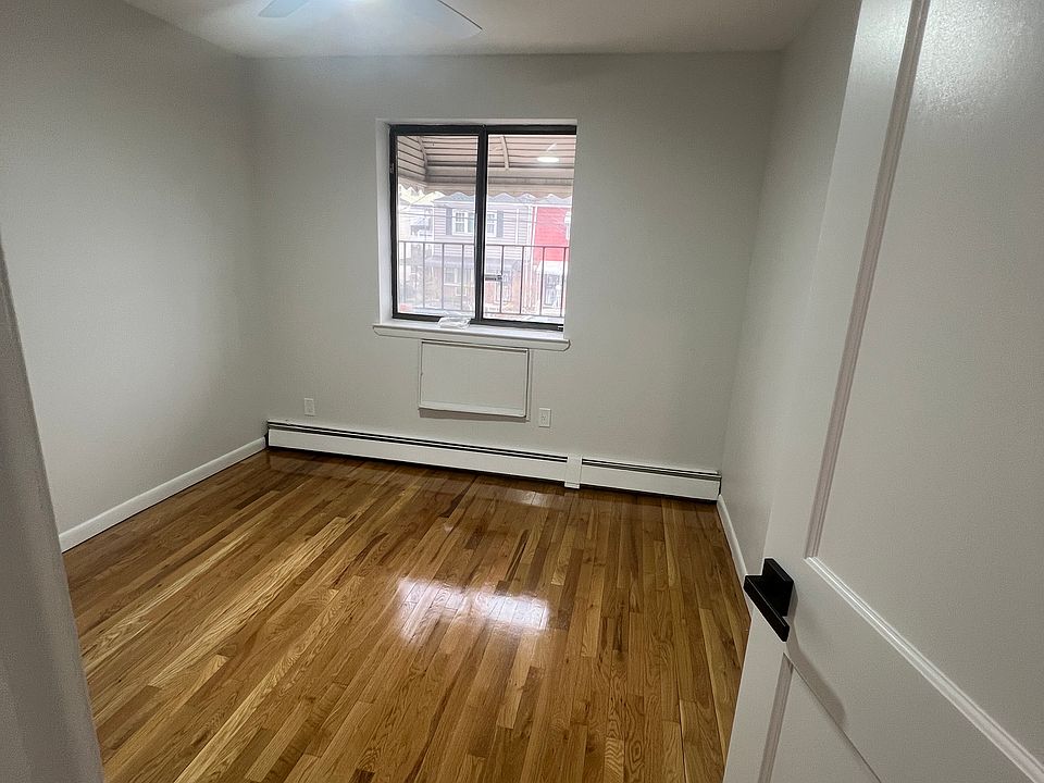 1st image of 919 Tilden St