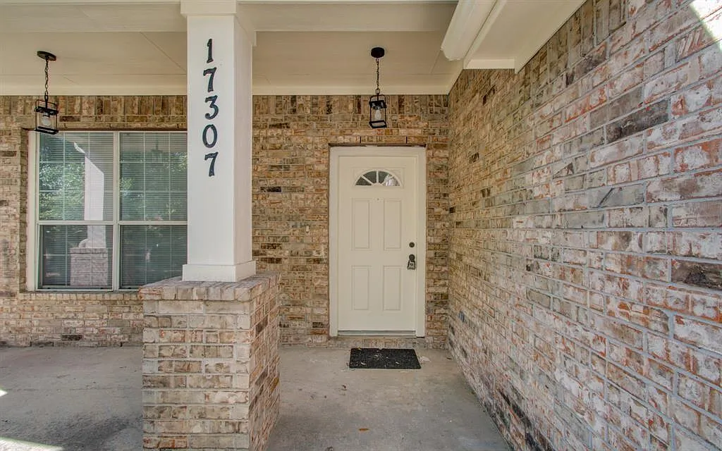 4 bed, 2.0 bath, 2294 sqft, $2,000 — Photo 2