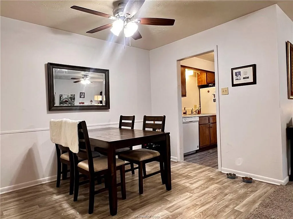 2 bed, 1.5 bath, 1008 sqft, $1,050 — Photo 2