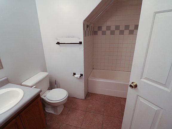 4th image of 806 Ferry St #A