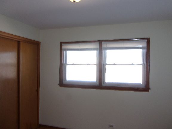 4th image of 566 Hoxie Ave