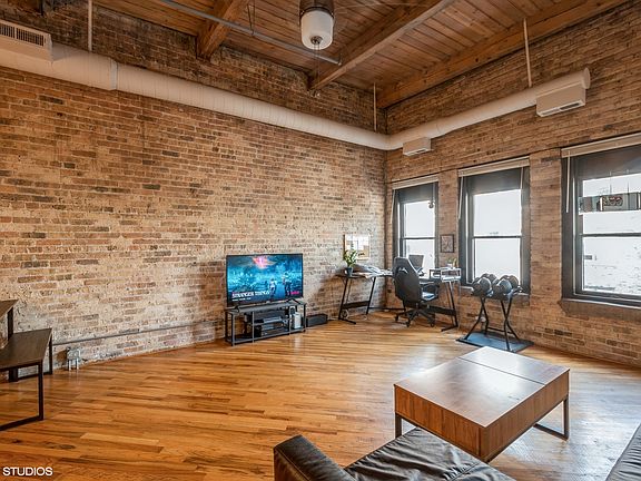 4th image of 225 W Huron St APT 611