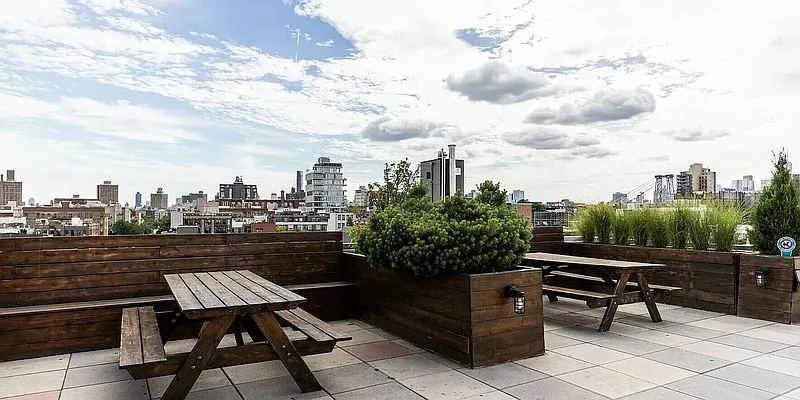 Rented by PREMIUM US INC | media 14