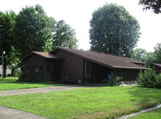 407 N 9th St, Benton, IL 62812